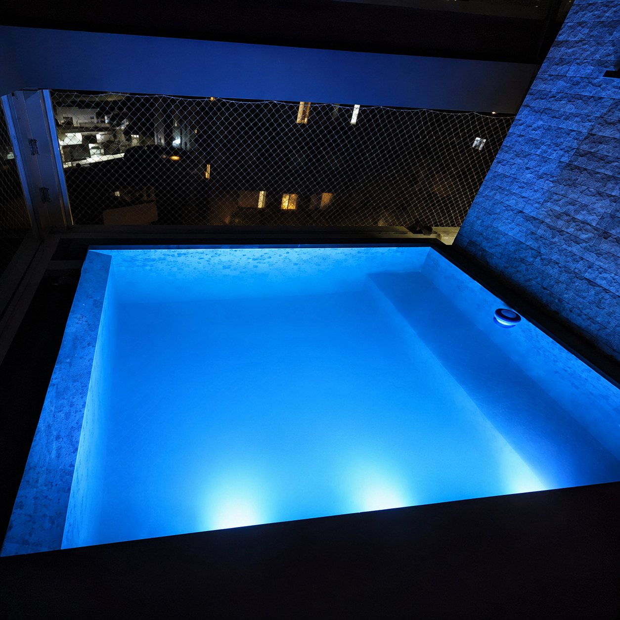 Piscina residencial com água cristalina tratada com produtos da AcquaMinas Expert Piscinas