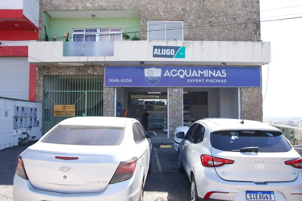 Fachada da nova loja da AcquaMinas Expert Piscinas na Avenida José Cândido da Silveira, com estacionamento em frente
